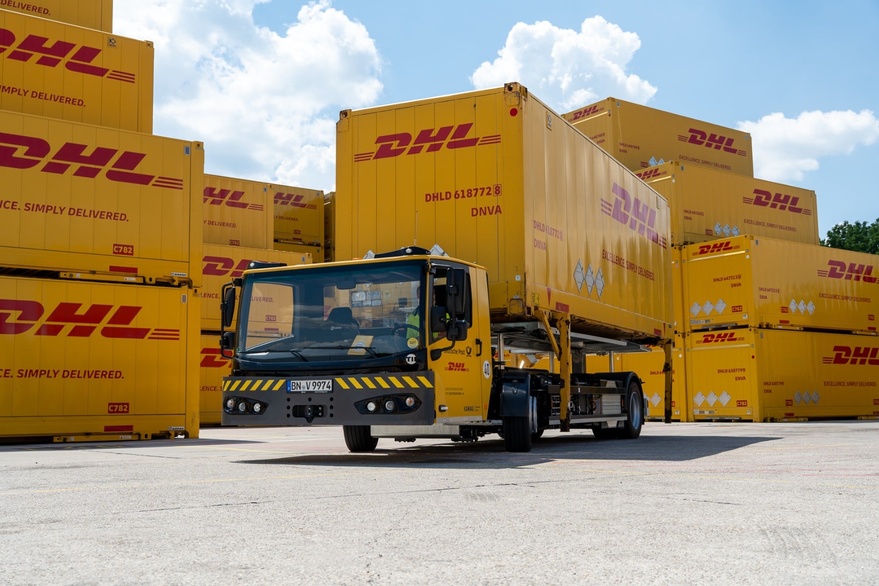 DHL, Almanya'daki paket merkezlerinde kullanmak üzere 25 elektrikli swap body taşıyıcı satın aldı