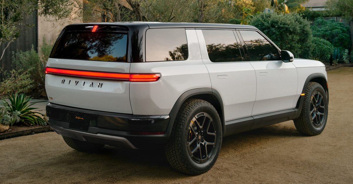 Rivian R2 elektrikli SUV yolda ilerlerken