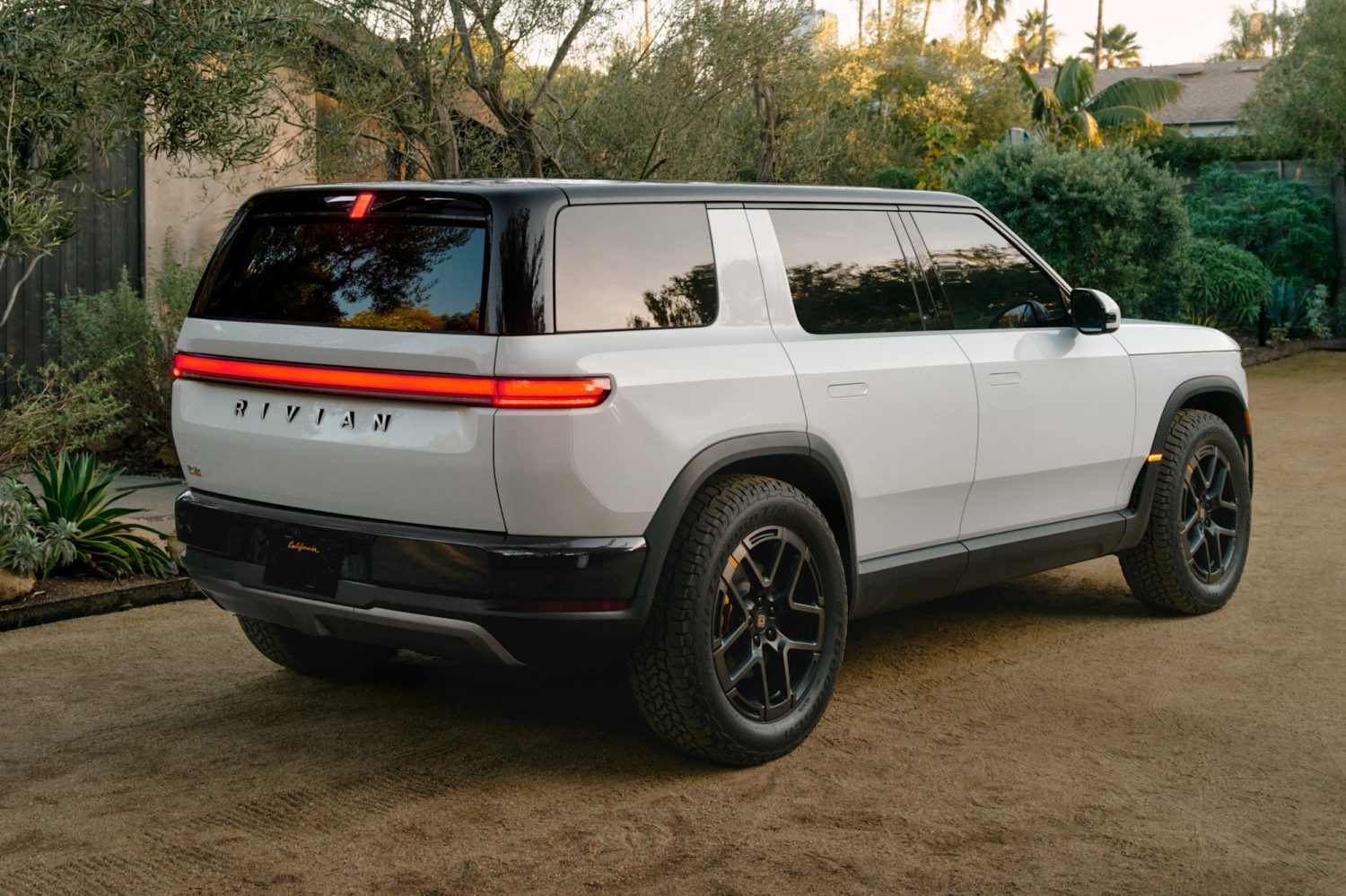 Rivian R2 elektrikli SUV yolda ilerlerken