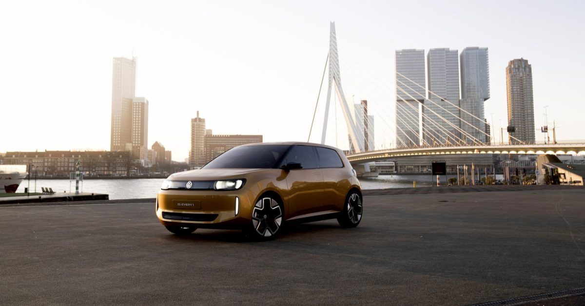 Volkswagen ID. EVERY1 konsept otomobilinin şehir içinde yandan görünümü
