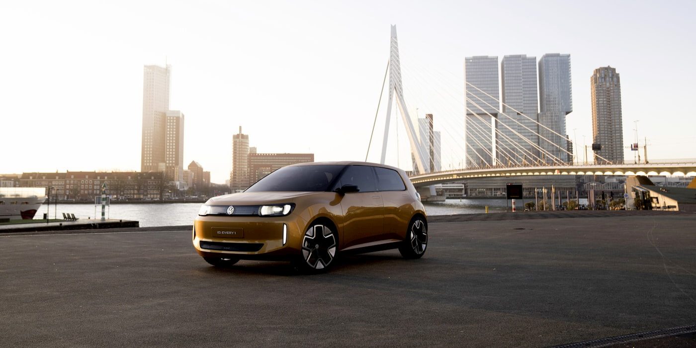 Volkswagen ID. EVERY1 konsept otomobilinin şehir içinde yandan görünümü