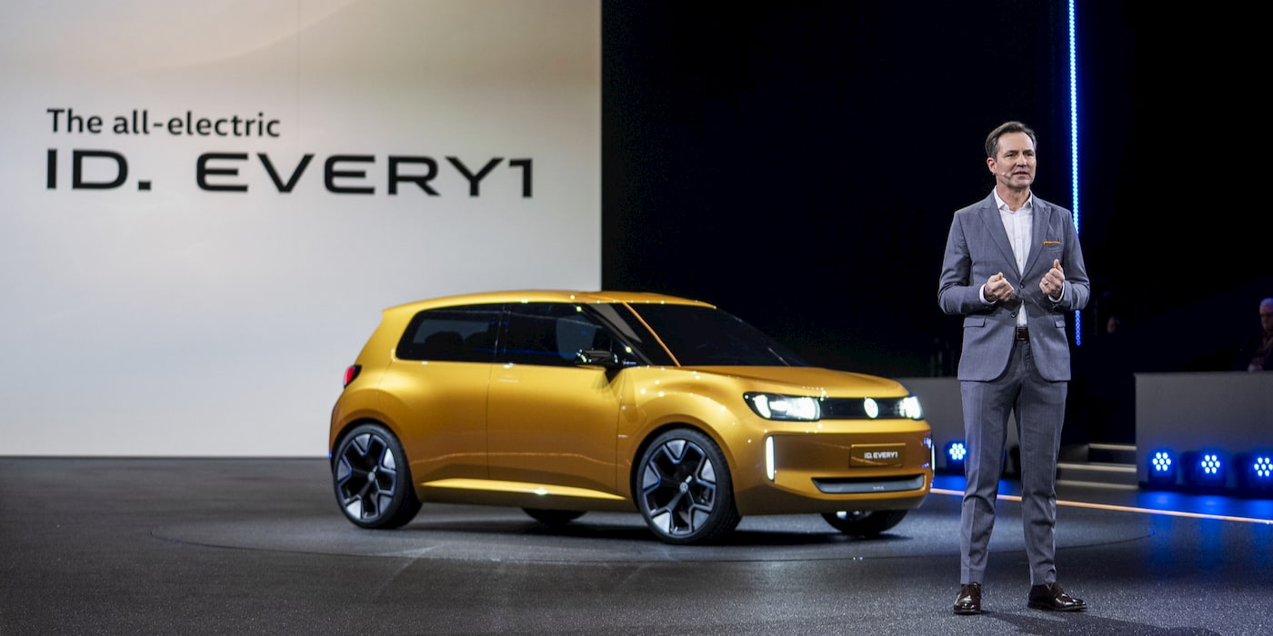 Volkswagen ID. EVERY1 konsept otomobilinin şehir içinde yandan görünümü