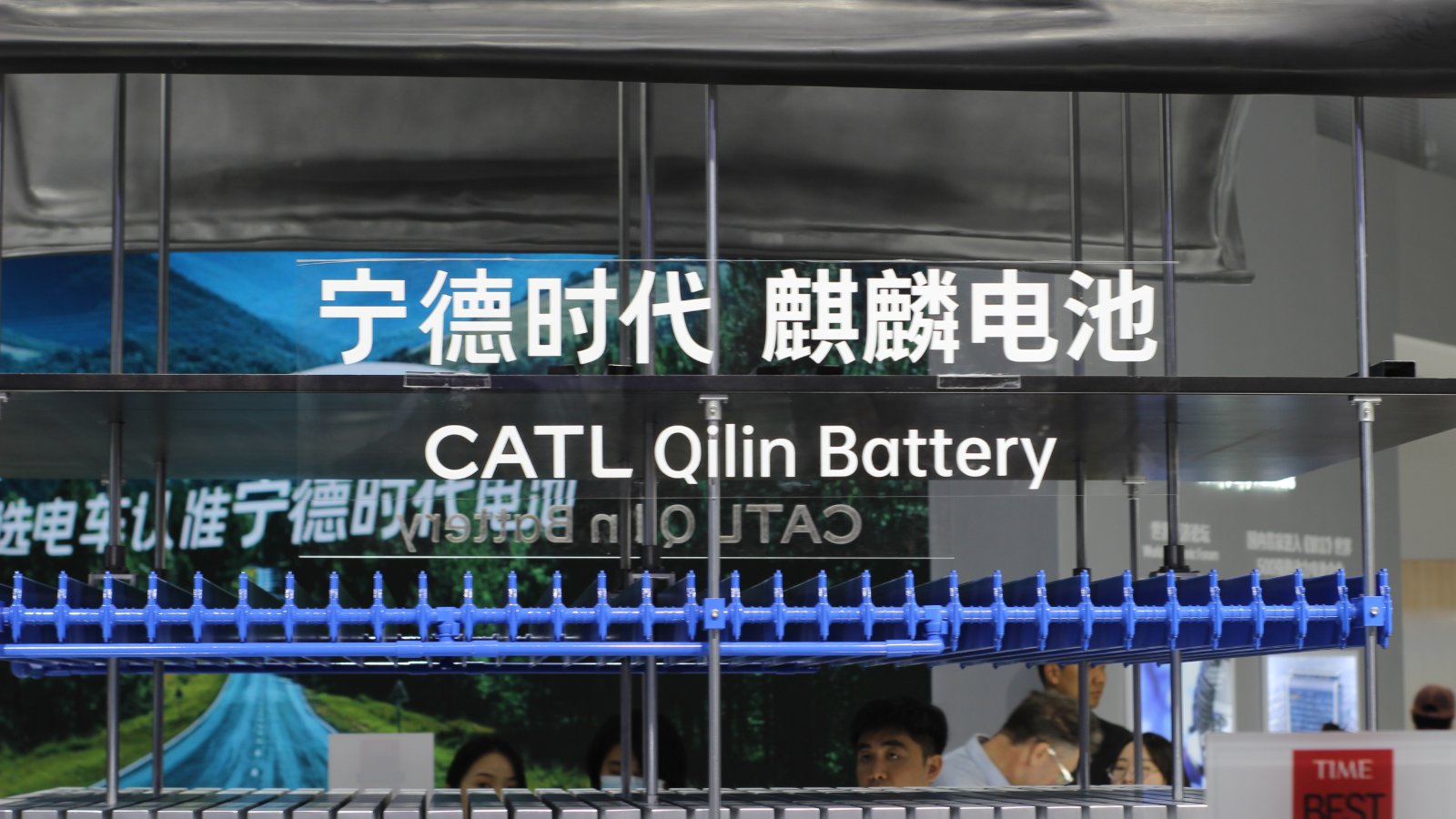 CATL başkanı Robin Zeng'in Shanghai Jiao Tong Üniversitesi'ne hisse bağışı yaptığı törenden genel bir görünüm, sahnede protokol masası ve arka planda Dünya Enerji Depolama Konferansı logosu