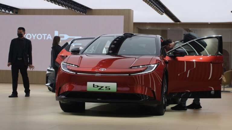 Mazda EZ-60 elektrikli SUV şehir ortamında park halinde, çatısında LiDAR sensörü görünüyor