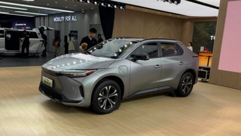 Mazda EZ-60 elektrikli SUV şehir ortamında park halinde, çatısında LiDAR sensörü görünüyor