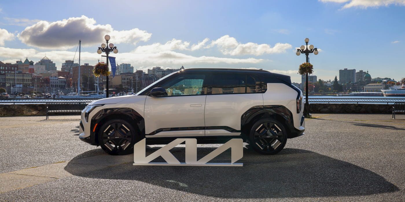 Kia EV3 elektrikli otomobil Kanada'da şehir görünümü