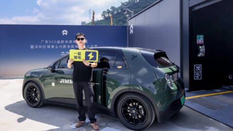 Nio ES9 elektrikli SUV'nin şehir içinde gündüz çekilmiş genel görünümü