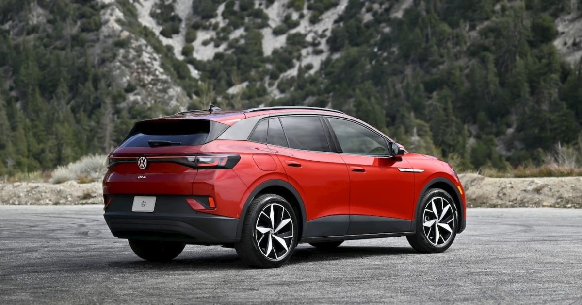 Volkswagen ID.4 elektrikli SUV bir şarj istasyonunda park halinde, arka planda bulutlu gökyüzü