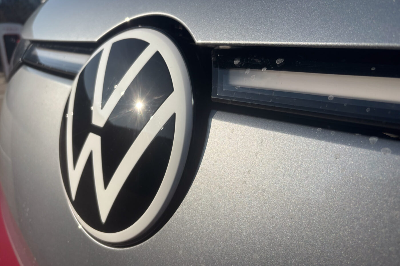 Volkswagen ID.4 elektrikli otomobil, Avrupa'da bir servis merkezinde teknik inceleme altında.