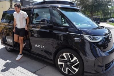 Volkswagen ID.4 elektrikli otomobil, Avrupa'da bir servis merkezinde teknik inceleme altında.