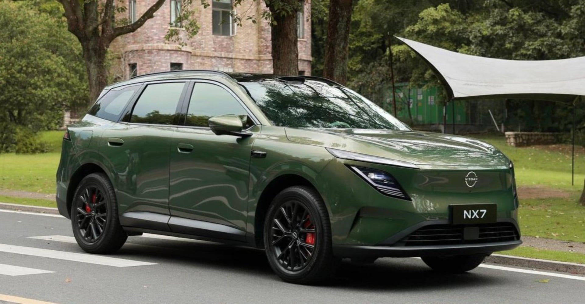 Nissan NX7 PHEV aracının yandan görünümü, şehir içi bir yolda test sürüşü sırasında