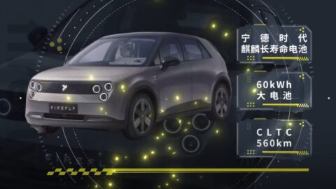 Elektrikli otomobil batarya üretim hattında robot kol büyük silindirik hücreleri batarya paketine yerleştiriyor.