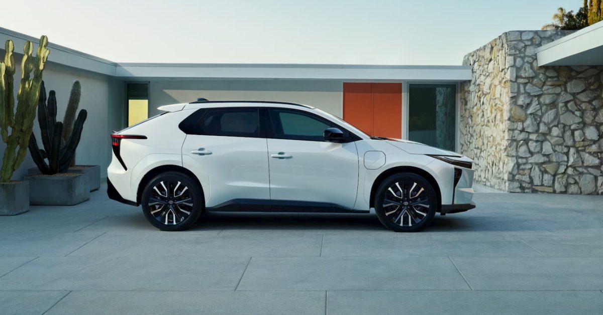 Toyota'nın elektrikli SUV modelleri bir otoparkta sıralanmış.