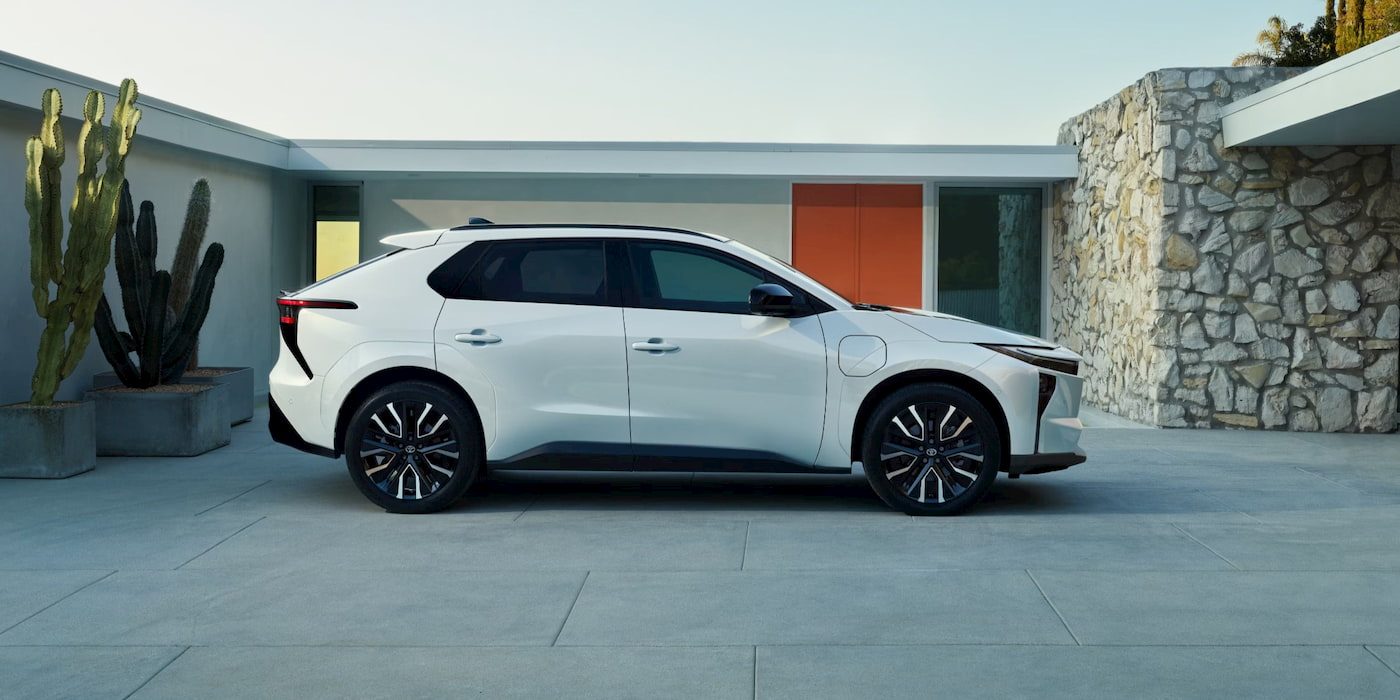 Toyota'nın elektrikli SUV modelleri bir otoparkta sıralanmış.