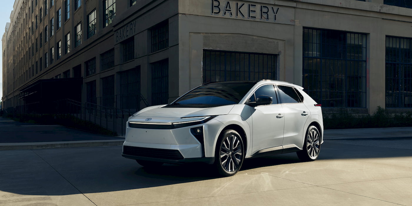 Toyota'nın elektrikli SUV modelleri bir otoparkta sıralanmış.