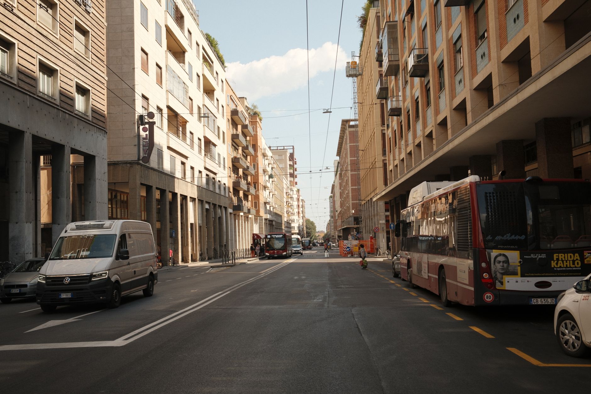 Modern elektrikli şehir otobüsü Milano caddesinde park halinde