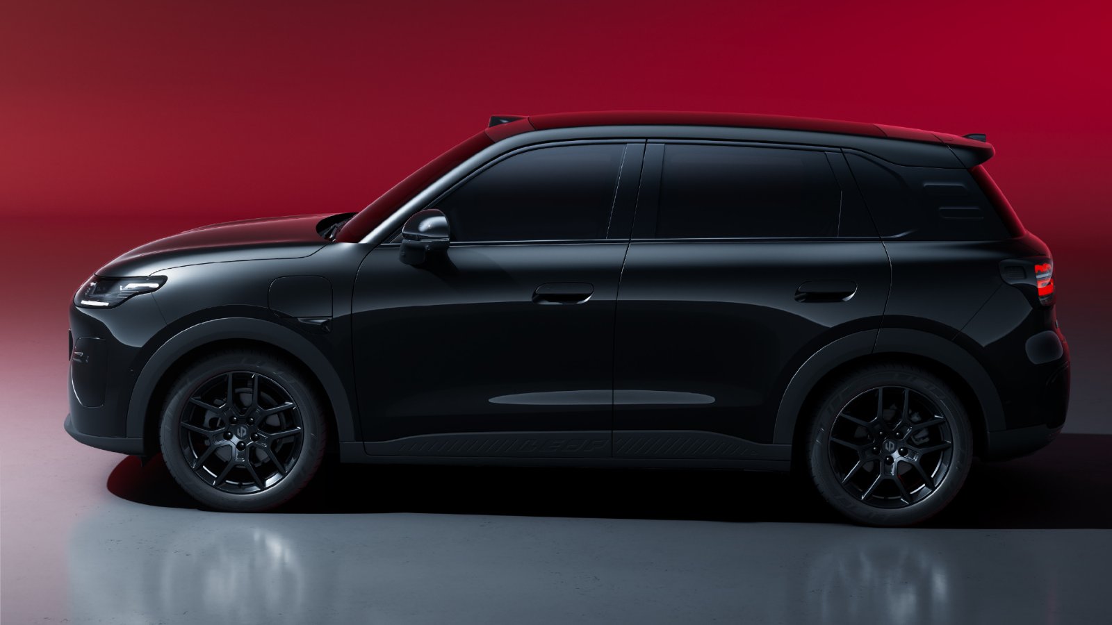 Leapmotor A10s elektrikli otomobilin siyah gövdesi ve kırmızı vurgularıyla sportif dış tasarımı