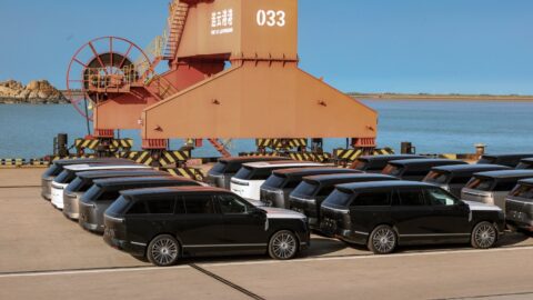Xpeng GX elektrikli SUV'lerin Orta Doğu ve Afrika'ya sevkiyat için limana yüklenmesi