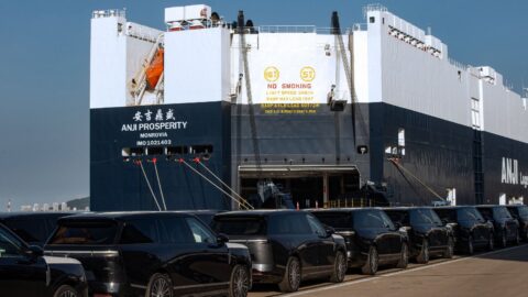 Xpeng GX elektrikli SUV'lerin Orta Doğu ve Afrika'ya sevkiyat için limana yüklenmesi