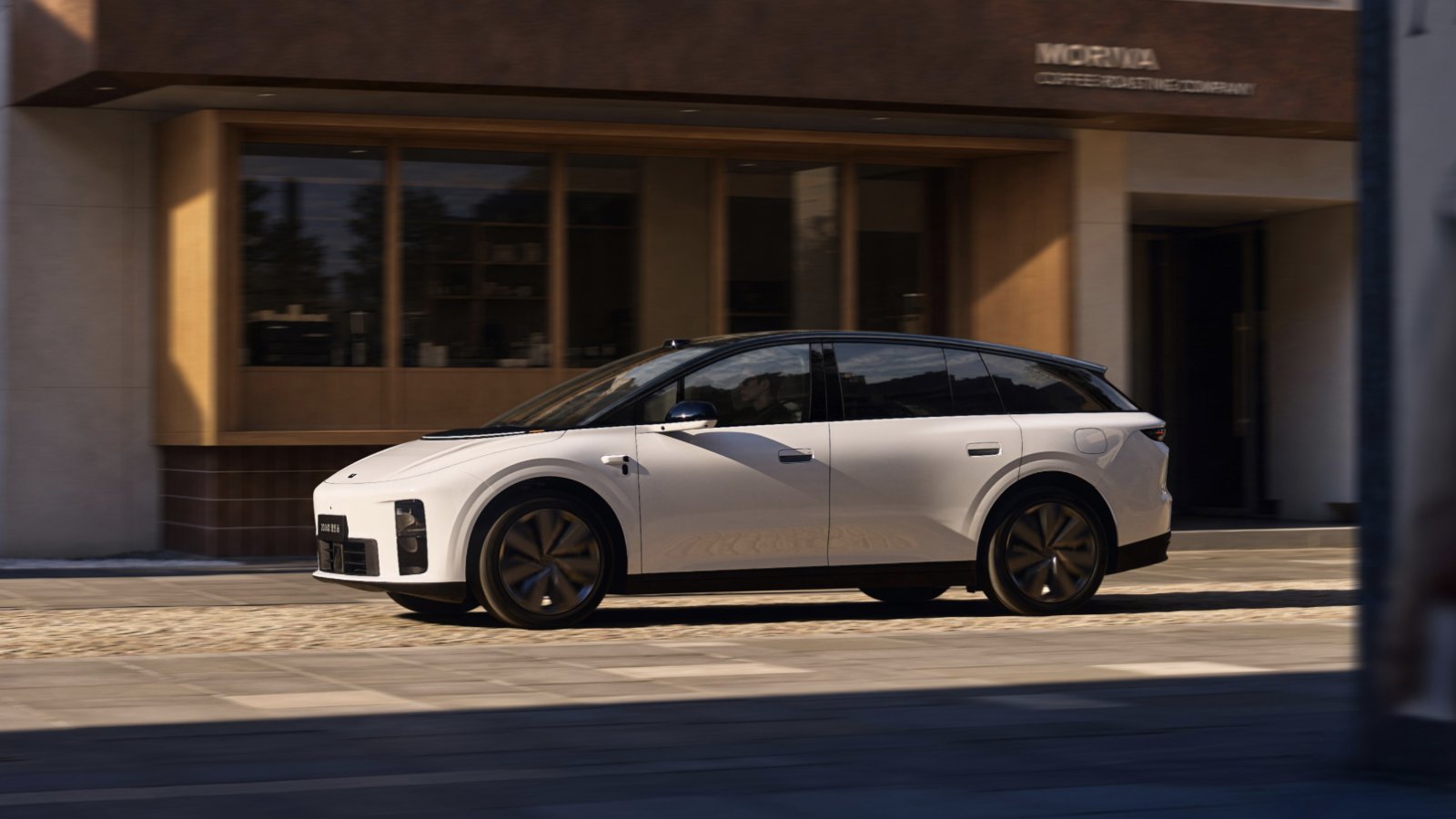 Li Auto 2026 i6 elektrikli SUV'nin fuar alanında önden üç çeyrek profilden görünümü