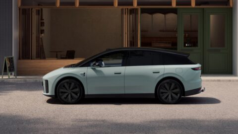 Li Auto 2026 i6 elektrikli SUV'nin fuar alanında önden üç çeyrek profilden görünümü