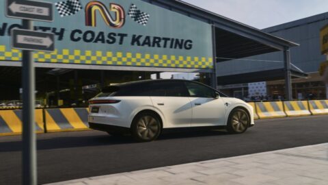 Li Auto 2026 i6 elektrikli SUV'nin fuar alanında önden üç çeyrek profilden görünümü