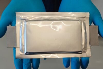 Fraunhofer laboratuvarında amorf karbon kaplı bir batarya elektrodu ve PVD ekipmanı