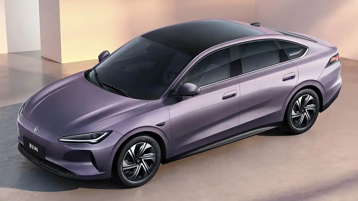 Volkswagen Jetta M6 EV elektrikli sedanın ön yandan görünümü, minimalist showroom ortamında