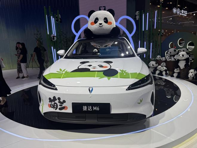 Volkswagen Jetta M6 EV elektrikli sedanın ön yandan görünümü, minimalist showroom ortamında