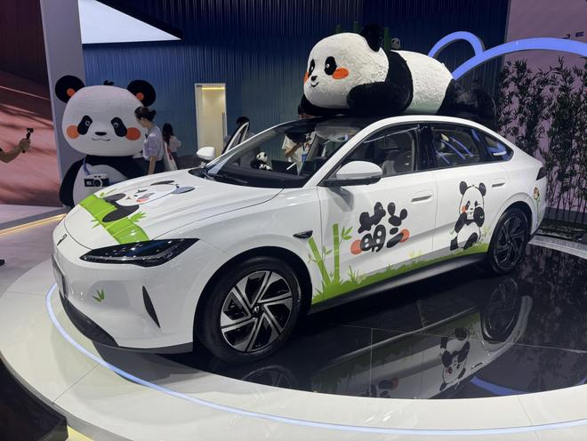 Volkswagen Jetta M6 EV elektrikli sedanın ön yandan görünümü, minimalist showroom ortamında