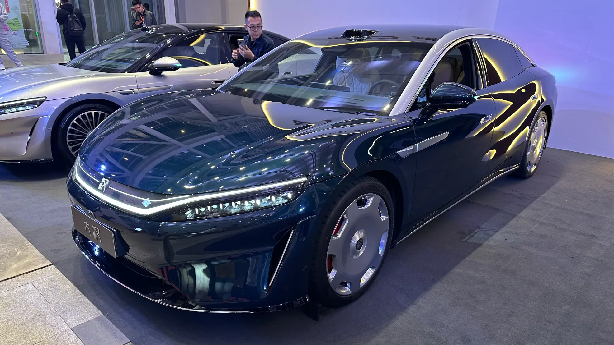 BYD Da Han EV elektrikli sedanın aerodinamik yan profili, modern tasarımı ve uzun gövdesi