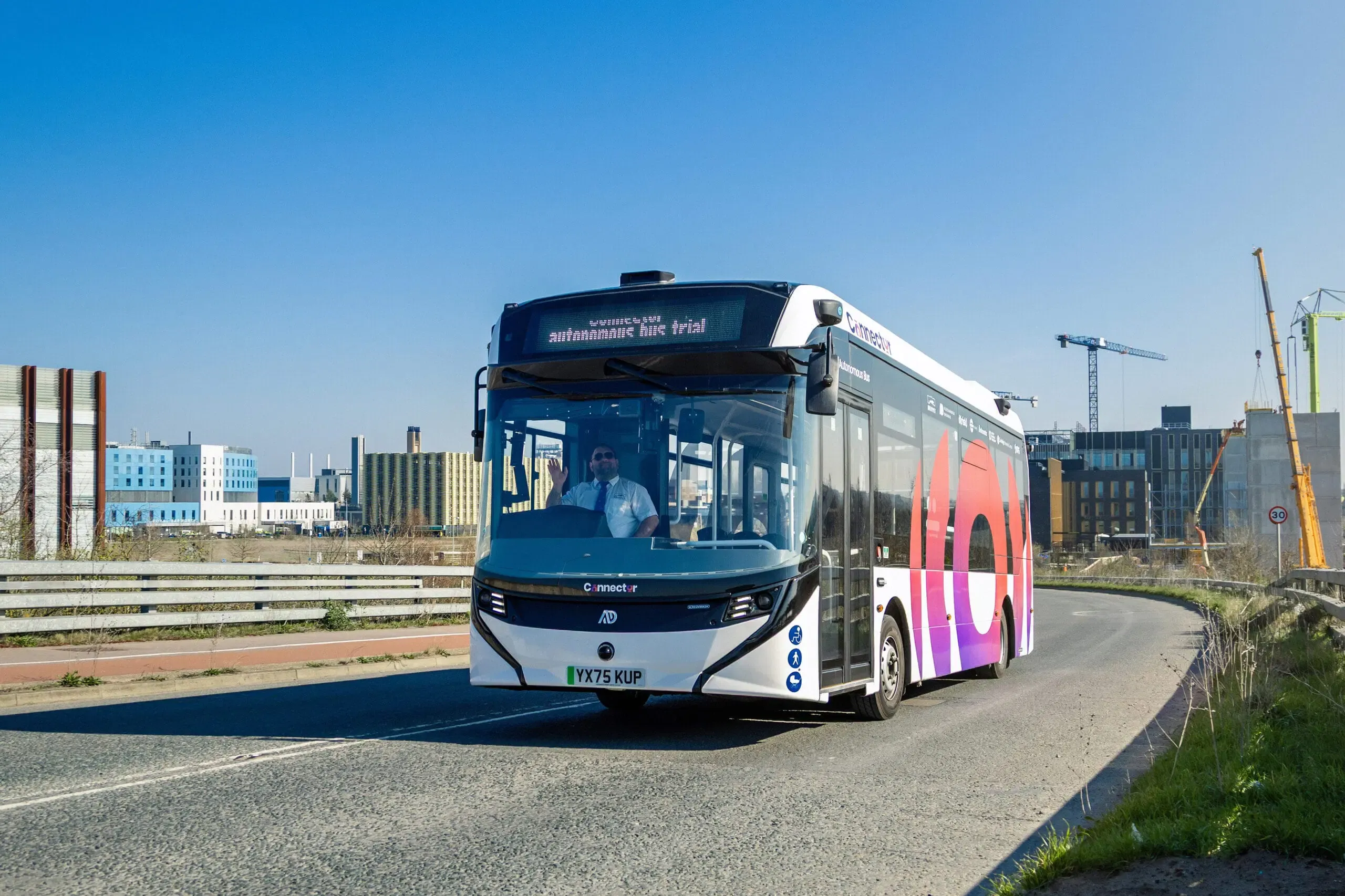 Cambridge'de otonom sürüş sensörleriyle donatılmış bir elektrikli otobüsün dış görünümü