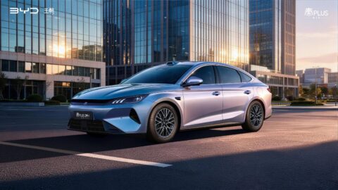 BYD Qin Plus üçüncü nesil iç mekan görünümü, panoramik cam tavan ve yumuşak ortam aydınlatması