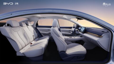 BYD Qin Plus üçüncü nesil iç mekan görünümü, panoramik cam tavan ve yumuşak ortam aydınlatması
