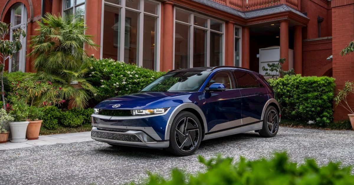 Sonbahar yaprakları arasında park halindeki bir Hyundai IONIQ 5 elektrikli otomobil