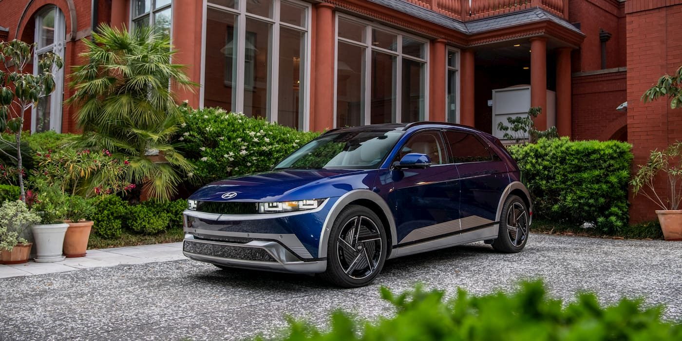 Sonbahar yaprakları arasında park halindeki bir Hyundai IONIQ 5 elektrikli otomobil