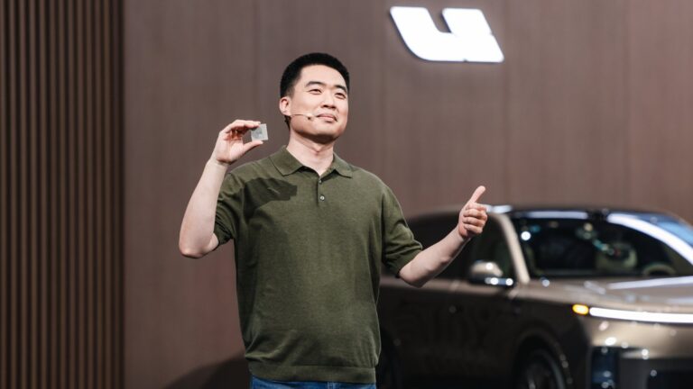 Li Auto elektrikli araçları şarj istasyonunda, kentsel ortam.