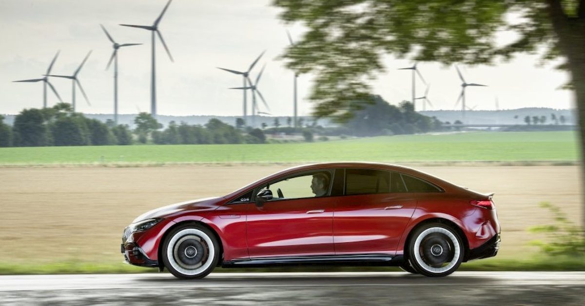 Mercedes-Benz bayisinde sergilenen üç elektrikli otomobil, geniş açı çekim