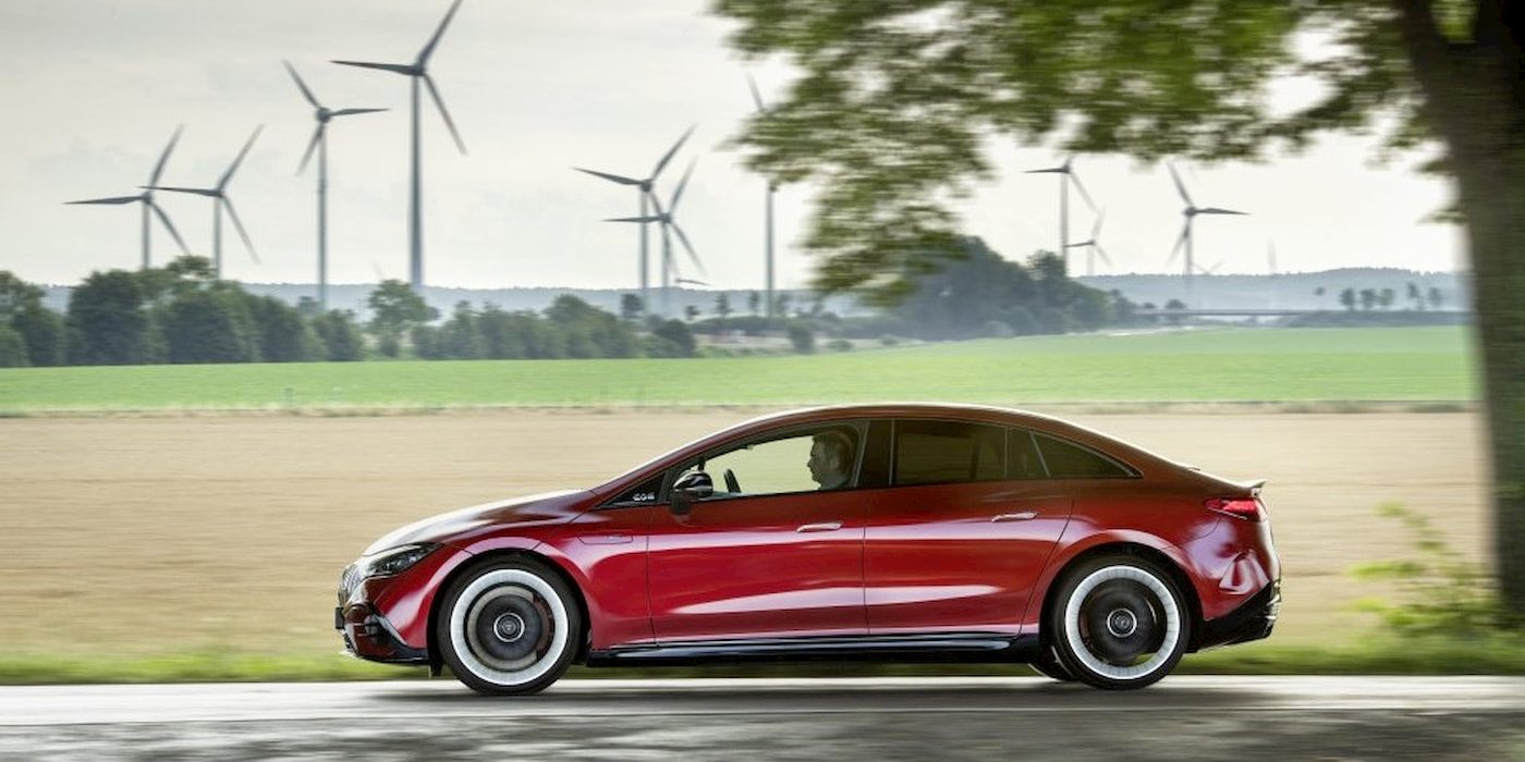 Mercedes-Benz bayisinde sergilenen üç elektrikli otomobil, geniş açı çekim