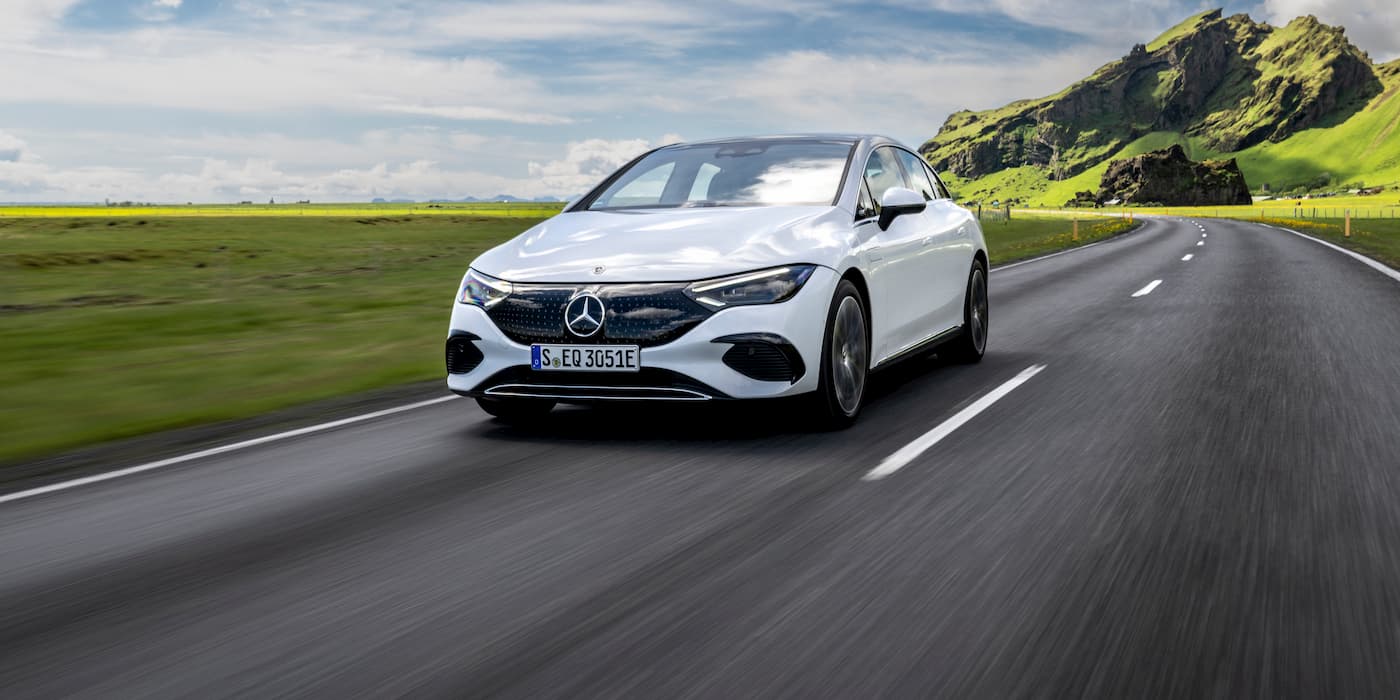 Mercedes-Benz bayisinde sergilenen üç elektrikli otomobil, geniş açı çekim