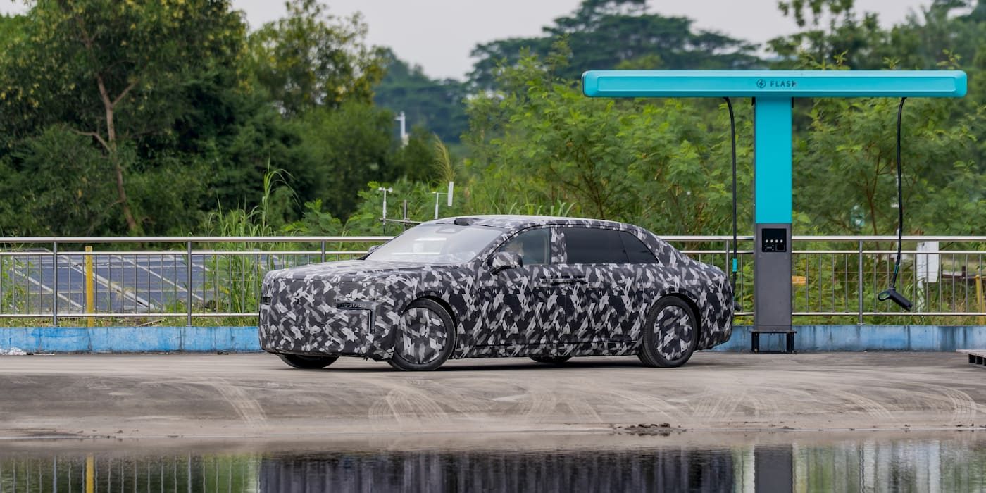 BYD Yangwang ultra lüks sedan yan görünüm, showroom ortamı