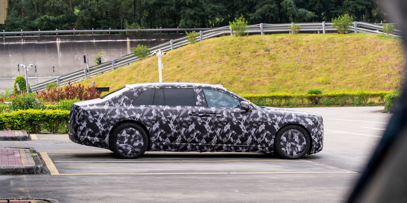 BYD Yangwang ultra lüks sedan yan görünüm, showroom ortamı