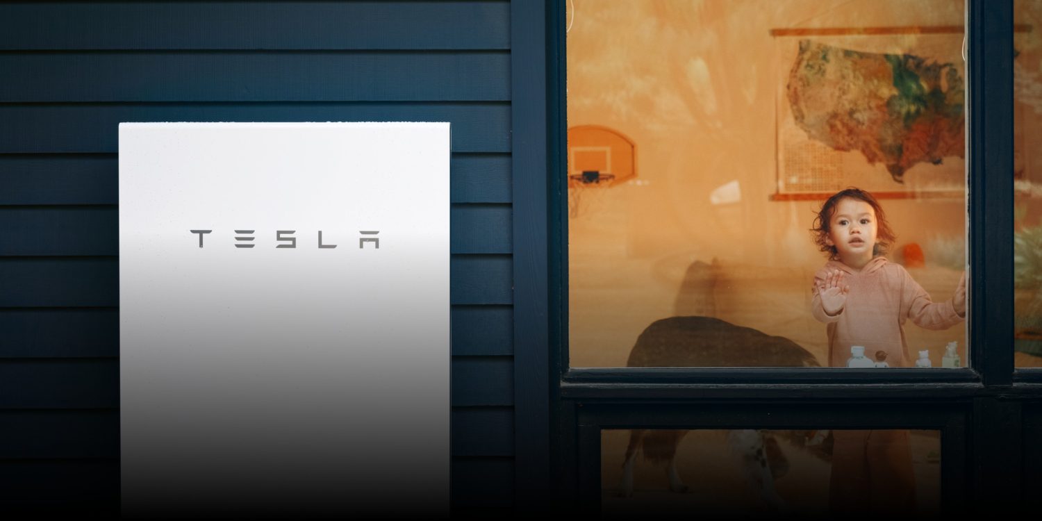 California'da güneş panelleri ve Tesla Powerwall bataryası olan bir ev, sıcak hava dalgası sırasında şebeke desteği sahnesi