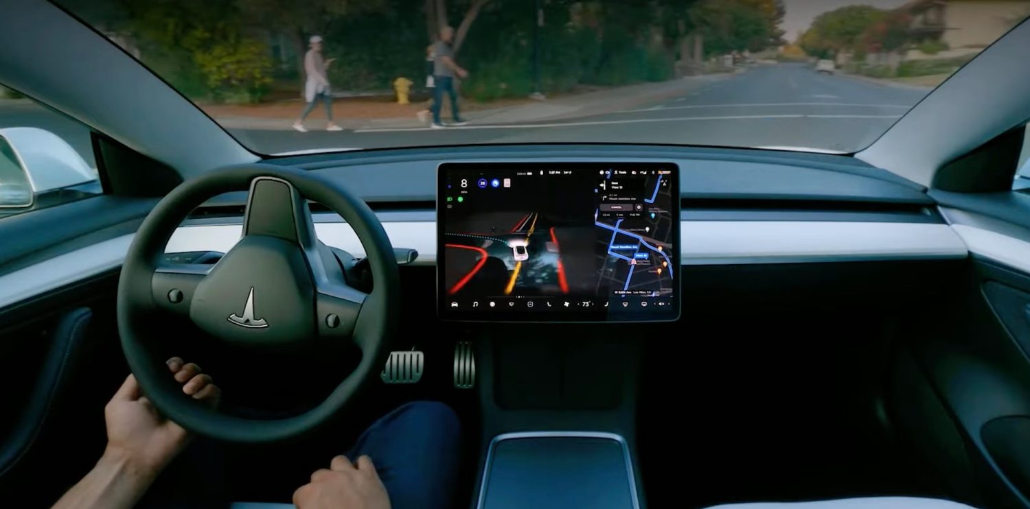 Bir Tesla Model Y, gece şehir ışıkları altında boş bir caddede otonom sürüş yaparken, uzakta bir Robotaxi aracı görülüyor.