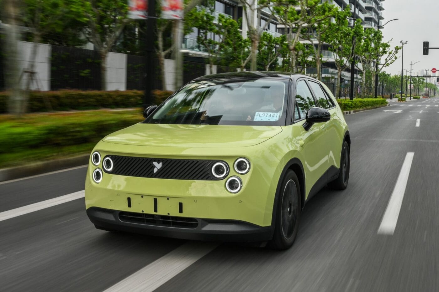 Nio Firefly elektrikli otomobil, modern bir batarya takas istasyonunun yanında park halinde.
