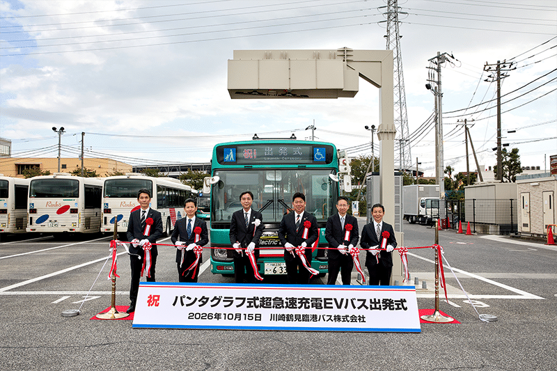 Japonya'da bir otobüs deposunda pantograf şarj istasyonuna bağlı elektrikli otobüs