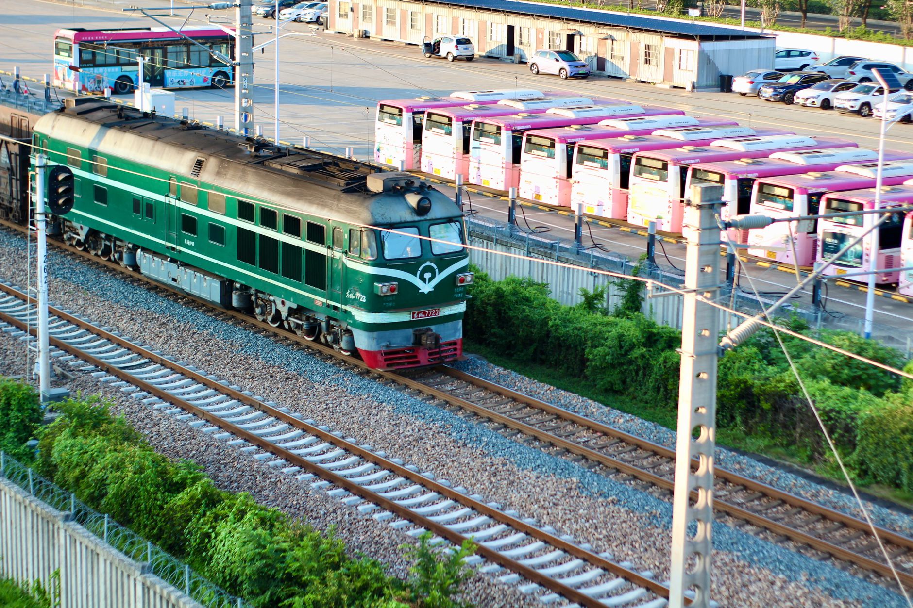 Japonya'da bir otobüs deposunda pantograf şarj istasyonuna bağlı elektrikli otobüs