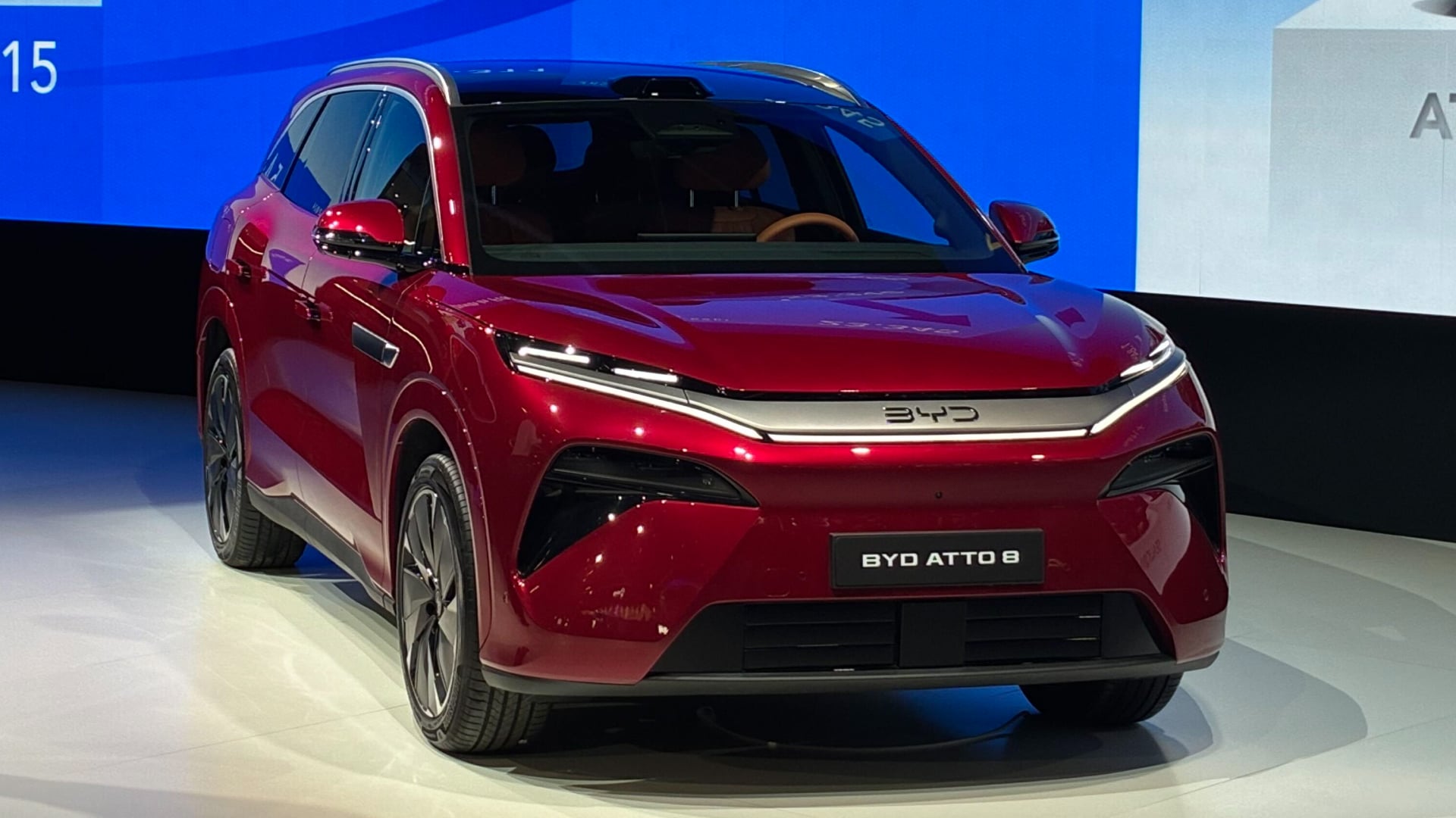 BYD Atto 8 elektrikli SUV Paris Otomobil Fuarı standında sergileniyor