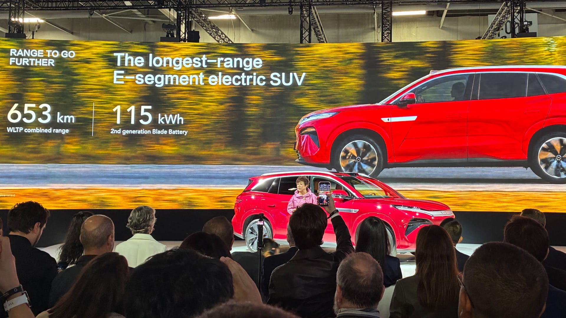 BYD Atto 8 elektrikli SUV Paris Otomobil Fuarı standında sergileniyor