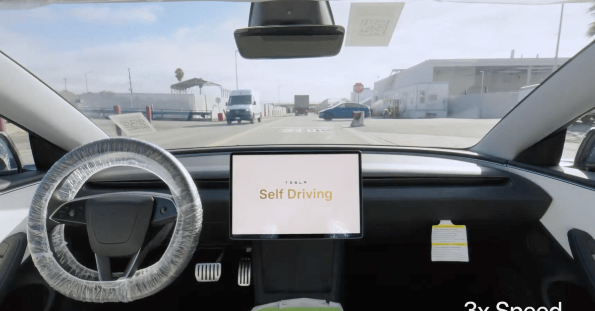Avrupa'da bir otoyolda seyir halindeki bir Tesla otomobilin sürücü koltuğundan görünümü, direksiyon ve ön camda yol manzarası
